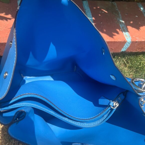 GUESS - Picture 2 of 2